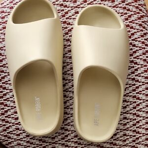 APE ROBBIN Cream Slide Sandals